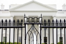 Tòa Bạch Ốc được nhìn thấy qua hàng rào ở Bãi cỏ phía Bắc, vào ngày 16/06/2016. (Ảnh: Andrew Harnik/AP Photo)