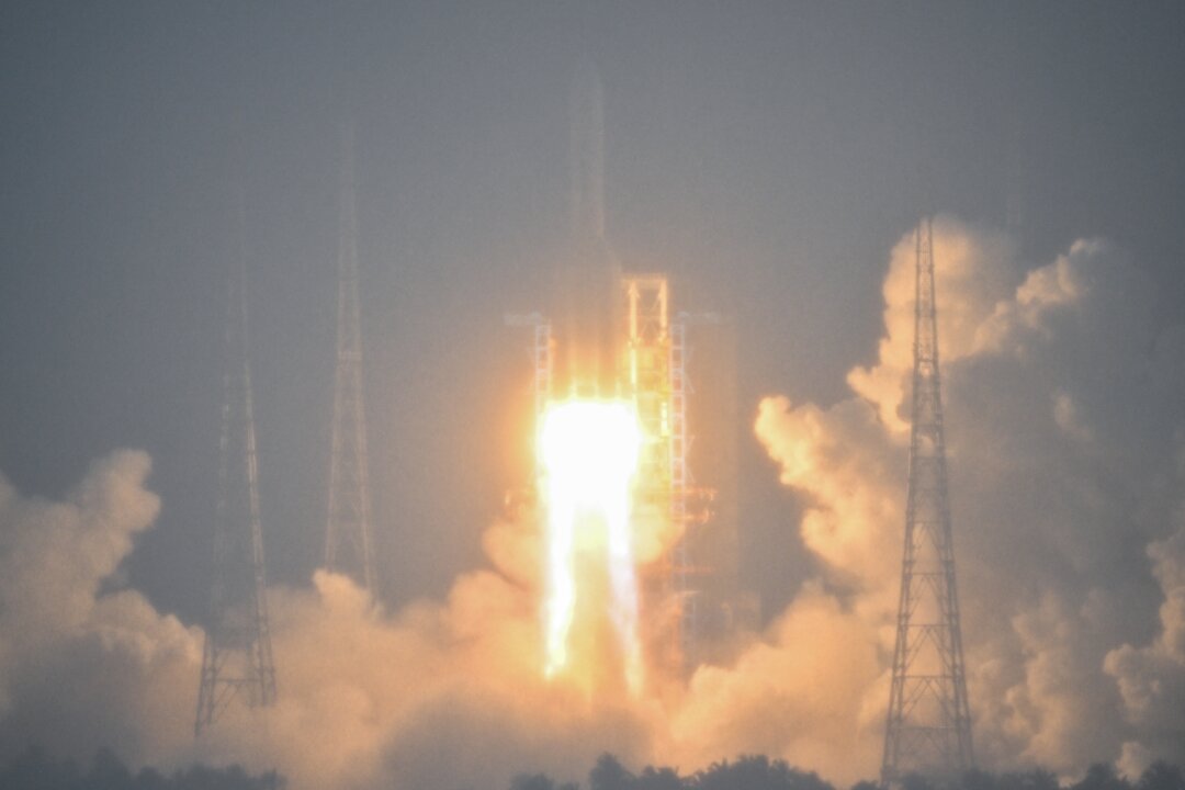 Hỏa tiễn Trường Chinh 5 của Trung Quốc, mang theo tàu thăm dò mặt trăng sứ mệnh Hằng Nga-6, được phóng lên khi trời đổ mưa tại Trung tâm Phóng Tàu không gian Văn Xương ở tỉnh Hải Nam, miền nam Trung Quốc, hôm 03/05/2024. (Hector Retamal/AFP qua Getty Images)