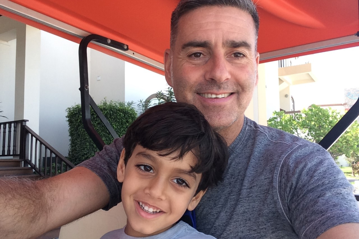 Cậu bé Conor Howie và cha của mình, Chris Howie. (Ảnh được đăng với sự cho phép của Chris Howie)