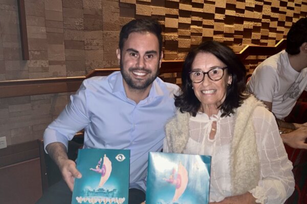 Bà Célia Leão và cháu trai Lucas thưởng thức Nghệ thuật Biểu diễn Shen Yun tại Nhà hát Bradesco ở thành phố São Paulo, Brazil hôm 05/05/2024. (Ảnh: Marcos Schotgues/The Epoch Times)