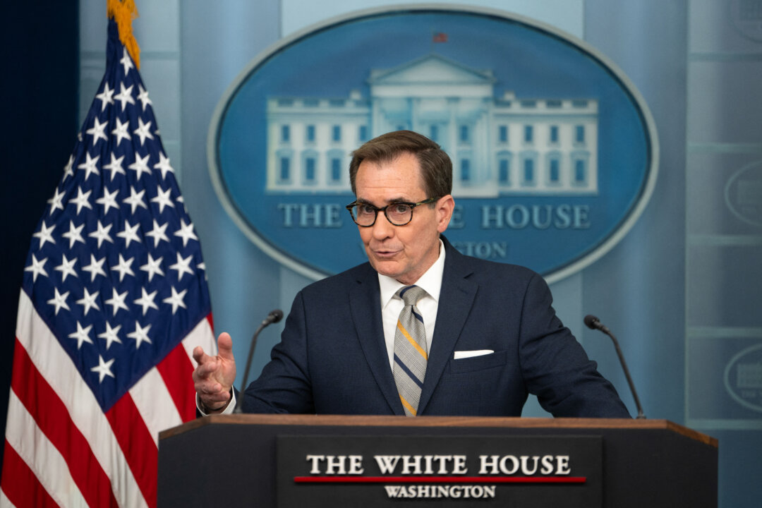 Cố vấn Truyền thông An ninh Quốc gia John Kirby nói tại một cuộc họp báo ở Tòa Bạch Ốc, hôm 06/05/2024. (Ảnh: Andrew Caballero-Reynolds/AFP qua Getty Images)