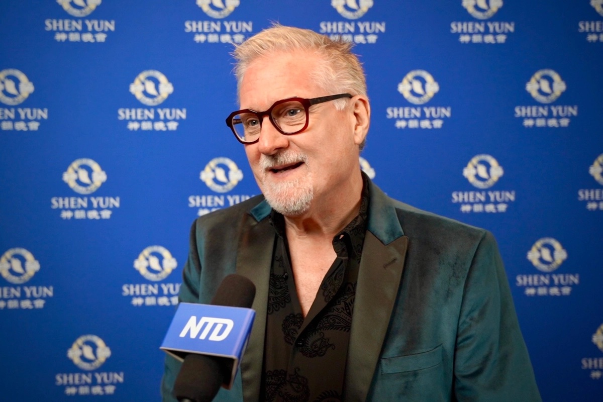 Người dẫn chương trình BBC Mark Irvine thưởng thức Nghệ thuật Biểu diễn Shen Yun tại Nhà hát SEC Armadillo ở thành phố Glasgow hôm 14/02/2024. (Ảnh: Đài truyền hình NTD)