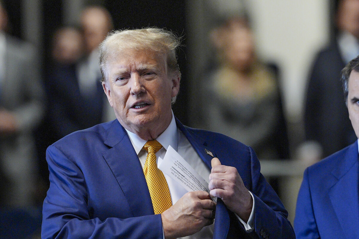 Cựu Tổng thống Donald Trump nói chuyện với giới truyền thông trước khi có mặt tại tòa trong phiên tòa xét xử với cáo buộc che đậy các khoản thanh toán tiền bịt miệng tại Tòa án Hình sự Manhattan ở New York, hôm 07/05/2024. (Ảnh: Curtis Means-Pool/Getty Images)