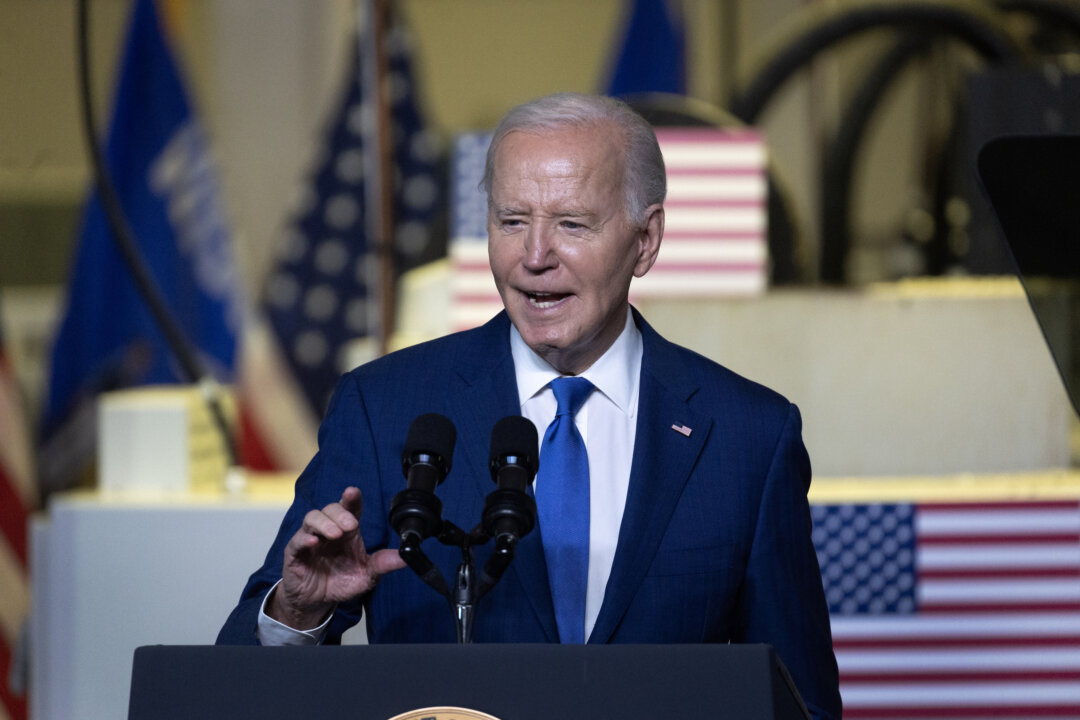Tổng thống Joe Biden nói với các khách mời trong một sự kiện tại Trung tâm iMet của Trường Cao đẳng Kỹ thuật Gateway ở Sturtevant, Wisconsin, hôm 08/05/2024. (Ảnh: Scott Olson/Getty Images)