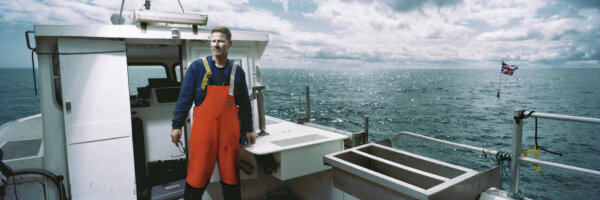 Ngư dân Brian Cunningham trên chiếc thuyền ‘The Bluefin’ của mình ở Biển Ireland gần Kilkeel, Bắc Ireland, vào ngày 11/08/2018. (Ảnh: Charles McQuillan/Getty Images)