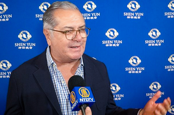 Ông Guillermo Ortega Ruiz thưởng thức Nghệ thuật Biểu diễn Shen Yun tại Nhà hát Auditorio Nacional ở Thành phố Mexico, Mexico hôm 05/05/2024. (Ảnh: Đài truyền hình NTD)