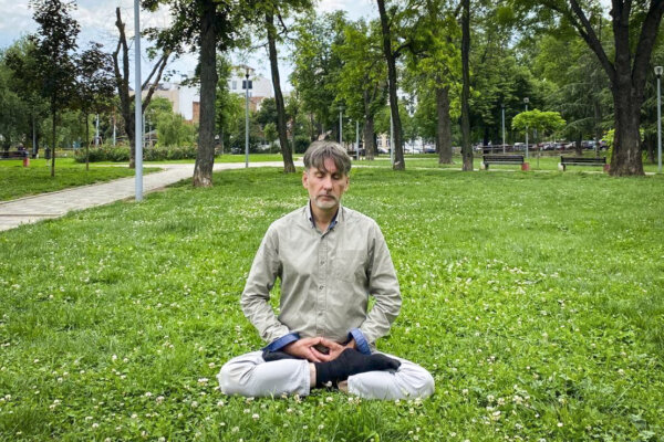 Học viên Pháp Luân Công Dejan Markovic thiền định ở Belgrade, Serbia, hôm 09/05/2024. (Ảnh: Được đăng dưới sự cho phép của ông Dejan Markovic)