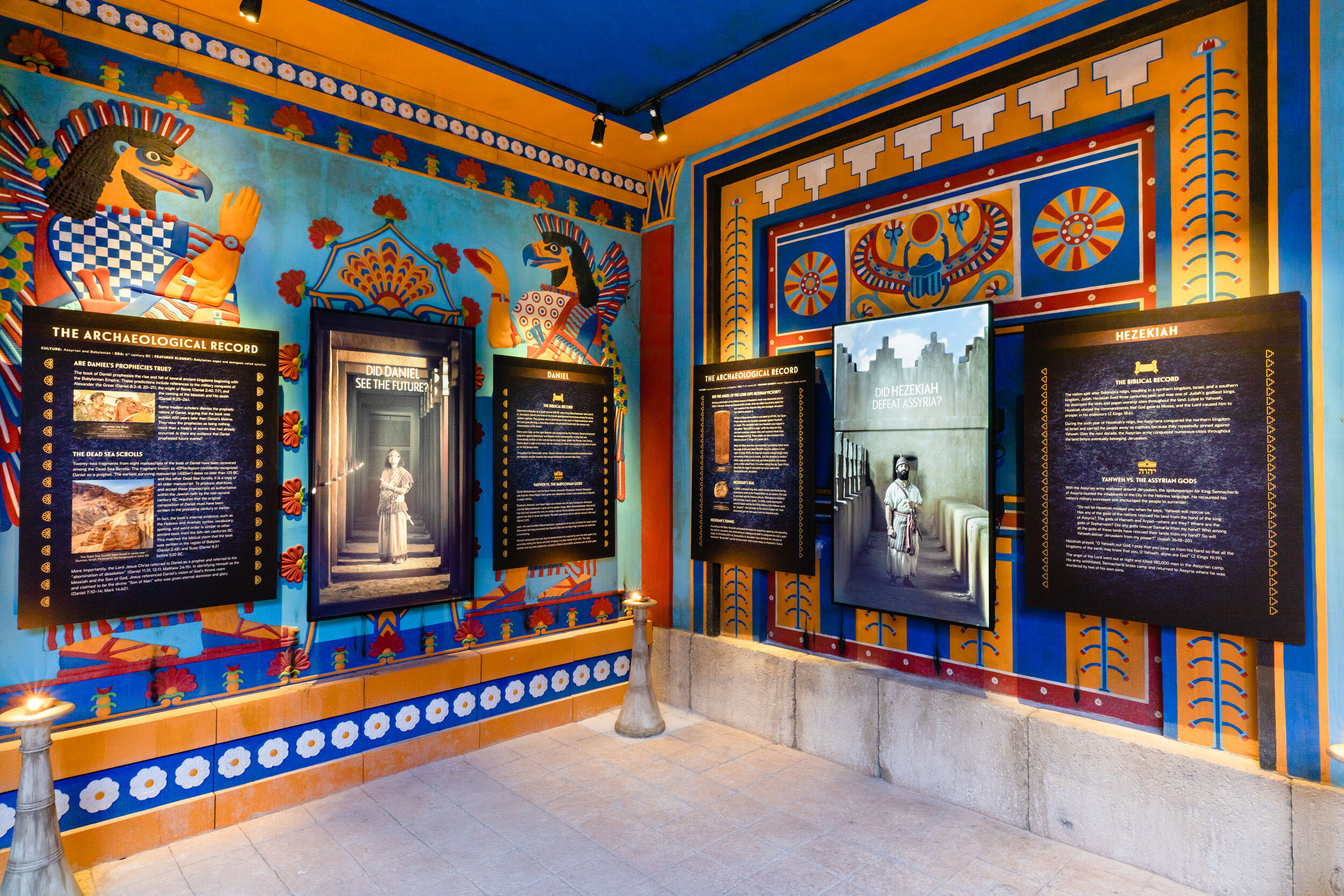 Bên trong còn có một khu trưng bày để so sánh những gì được ghi chép trong hồ sơ khảo cổ và những gì được viết trong Kinh Thánh. (Ảnh: Đăng dưới sự cho phép của Answers in Genesis)