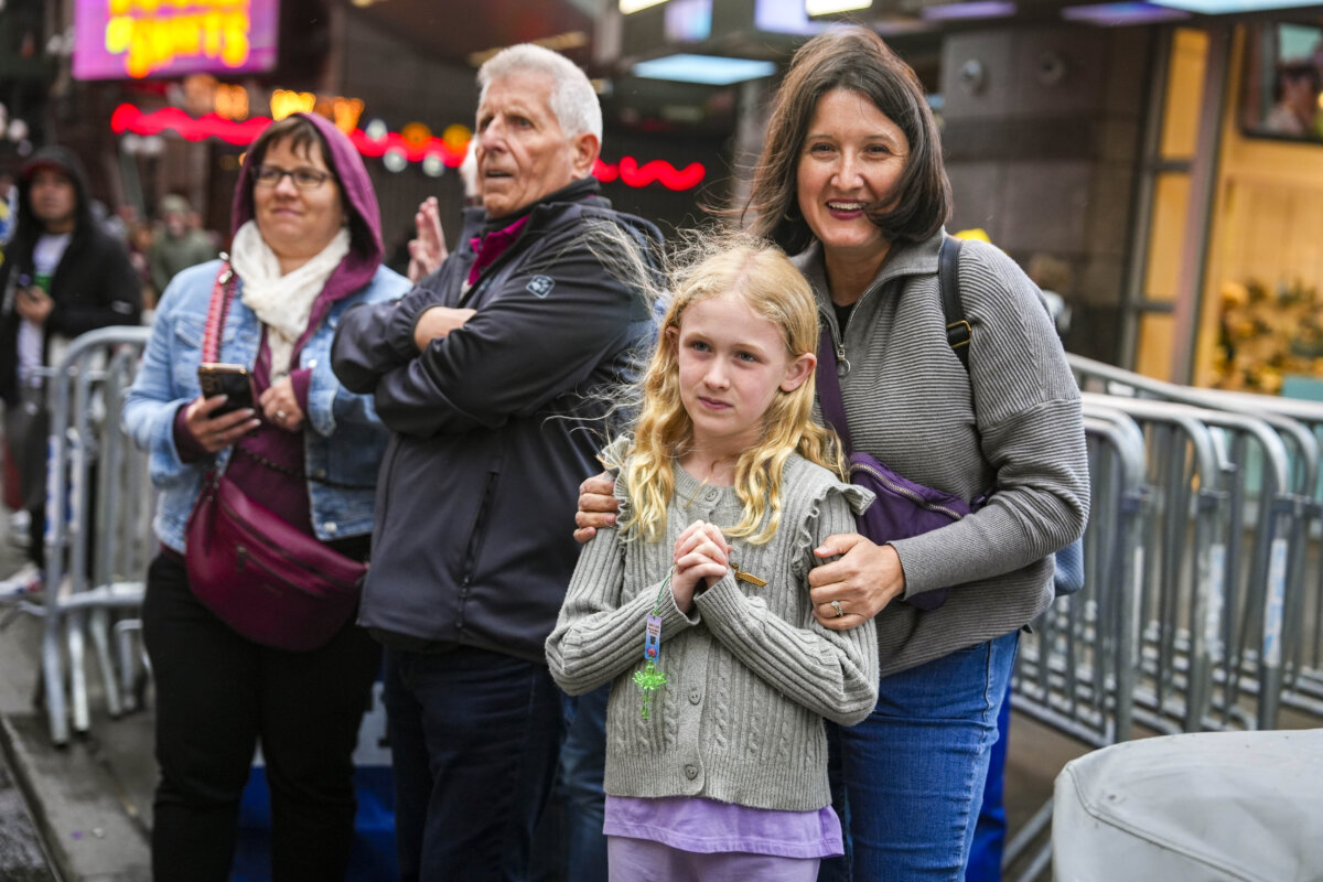 Người dân theo dõi các học viên Pháp Luân Công diễn hành kỷ niệm Ngày Pháp Luân Đại Pháp Thế giới tại thành phố New York, hôm 10/05/ 2024. (Ảnh: Samira Bouaou/The Epoch Times)