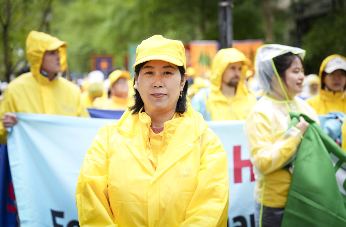 Cô Vương Huệ Quyên (Wang Huijuan) tham gia diễn hành kỷ niệm Ngày Pháp Luân Đại Pháp Thế giới, tại thành phố New York, hôm 10/05/2024. (Ảnh: Samira Bouaou/The Epoch Times)