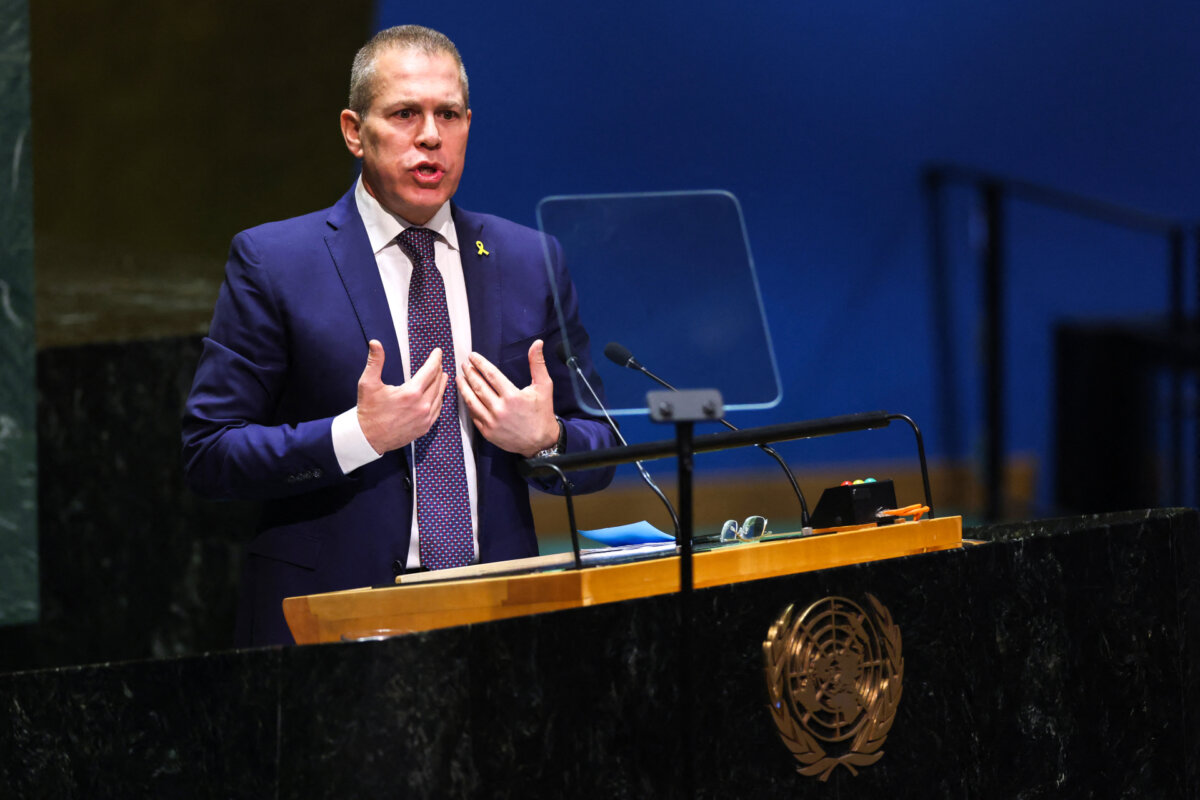 Đại sứ Israel tại Liên Hiệp Quốc Gilad Erdan trình bày trong một phiên họp đặc biệt của Đại Hội đồng Liên Hiệp Quốc về nỗ lực của Palestine để trở thành thành viên chính thức của Liên Hiệp Quốc, tại trụ sở Liên Hiệp Quốc ở thành phố New York, hôm 10/05/2024. (Ảnh: Charly Triballeau /AFP qua Getty Images )