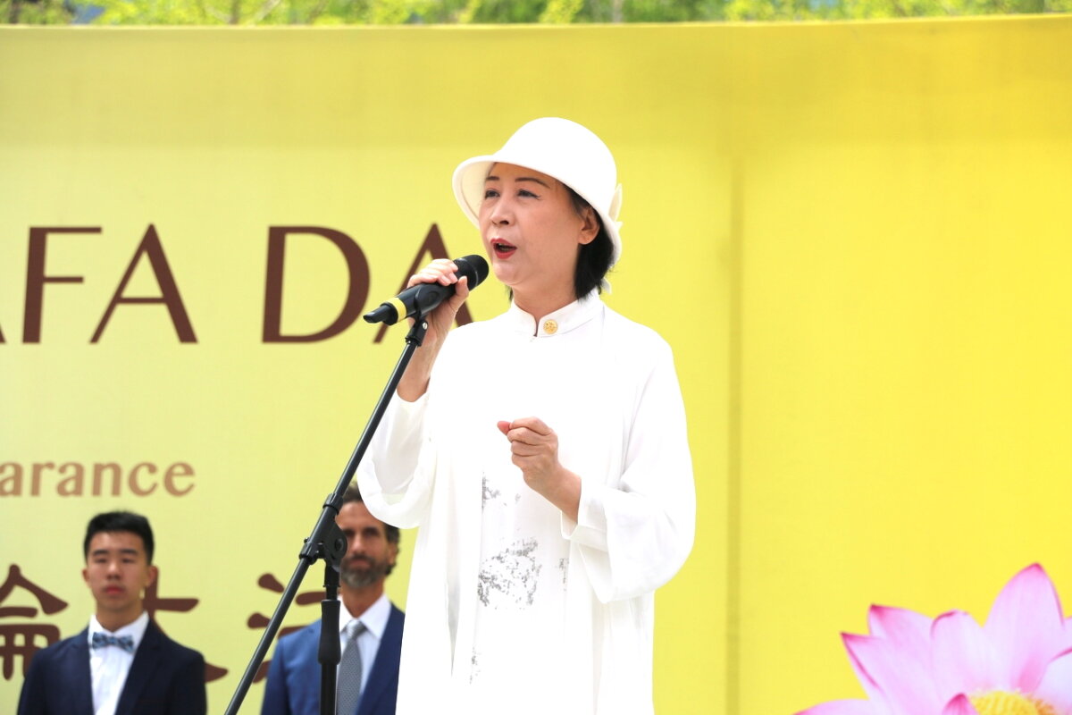 Nhà ủng hộ nhân quyền Thịnh Tuyết diễn thuyết trong một cuộc mít tinh bên ngoài Tòa thị chính Toronto, nơi hàng trăm học viên Pháp Luân Công tề tựu để kỷ niệm Ngày Pháp Luân Đại Pháp Thế giới lần thứ 32, hôm 11/05/2024. (Ảnh: Andrew Chen/The Epoch Times)