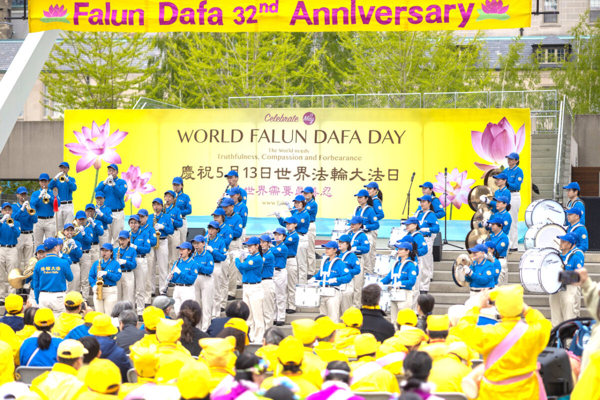 Ban nhạc Thiên quốc Nhạc đoàn đang biểu diễn các bản nhạc bên ngoài Tòa thị chính Toronto hôm 11/05/2024, nhân dịp kỷ niệm Ngày Pháp Luân Đại Pháp Thế giới lần thứ 32. (Ảnh: Alex Gurevich/The Epoch Times)