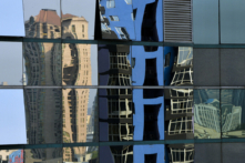 Các tòa nhà cao tầng được phản chiếu trên cửa sổ của một tòa nhà văn phòng ở Bắc Kinh ngày 06/05/2013. (Ảnh: Mark Ralston/AFP/Getty Images)