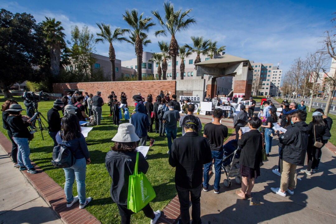 Sinh viên Trung Quốc và những người ủng hộ họ tổ chức lễ tưởng niệm bác sĩ Lý Văn Lượng (Li Wenliang) bên ngoài khuôn viên trường UCLA ở Westwood, California, vào ngày 15/02/2020. (Ảnh: Mark Ralston/AFP qua Getty Images)