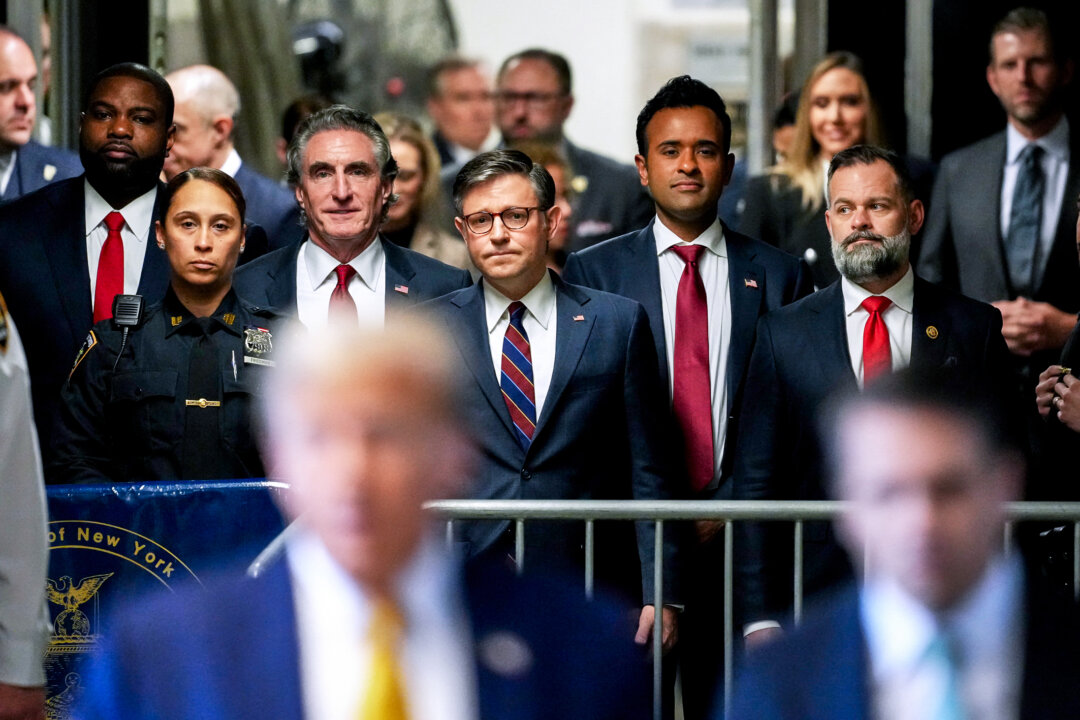 (Từ trái qua phải) Dân biểu Byron Donalds (Cộng Hòa-Florida), Thống đốc North Dakota Doug Burgum, Chủ tịch Hạ viện Mike Johnson (Cộng Hòa-Louisiana), cựu ứng cử viên tổng thống Vivek Ramaswamy, và Dân biểu Cory Mills (Cộng Hòa-Florida) lắng nghe khi cựu Tổng thống Donald Trump nói với các phóng viên khi ông đến tham dự phiên tòa xét xử tại Tòa án Hình sự Manhattan ở thành phố New York, hôm 14/05/2024. (Ảnh: Curtis Means/AFP qua Getty Images)