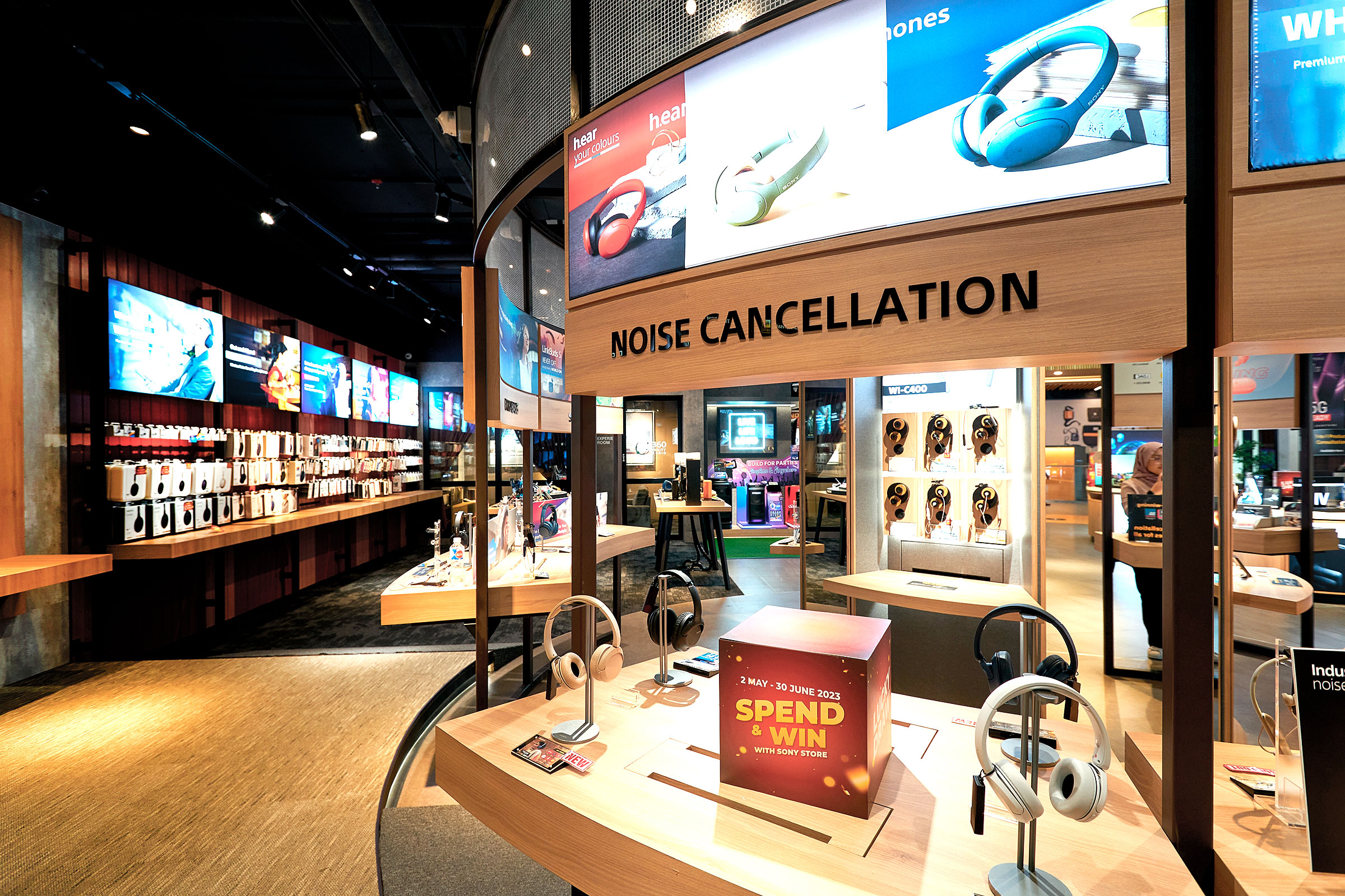 Nhiều loại tai nghe trùm đầu và tai nghe nhét tai chống ồn đã được tung ra thị trường. Tuy nhiên, những tai nghe này đi kèm với những cảnh báo nguy cơ. (Ảnh: Sorbis/Shutterstock)