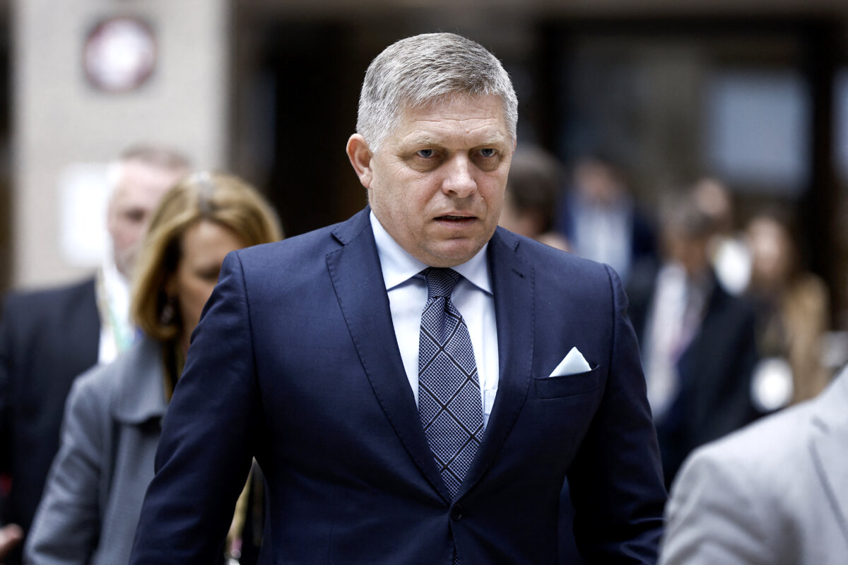 Thủ tướng Slovakia Robert Fico đi dạo trong hội nghị thượng đỉnh của Hội đồng Âu Châu tại trụ sở EU ở Brussels, Bỉ, hôm 18/04/2024. (Ảnh: Kenzo Tribouillard/AFP/Getty Images)