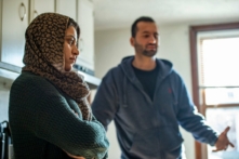 Hai người tản cư Aghanistan là anh Israr và vợ là cô Sayeda, tại căn hộ mới của họ ở Charlestown, Massachusetts, vào ngày 21/02/2022, sau khi đào thoát khỏi Afghanistan cùng với hàng nghìn người Afghanistan khác đã được di tản sau khi Kabul rơi vào tay Taliban. (Ảnh: Joseph Prezioso/AFP/Getty Images)