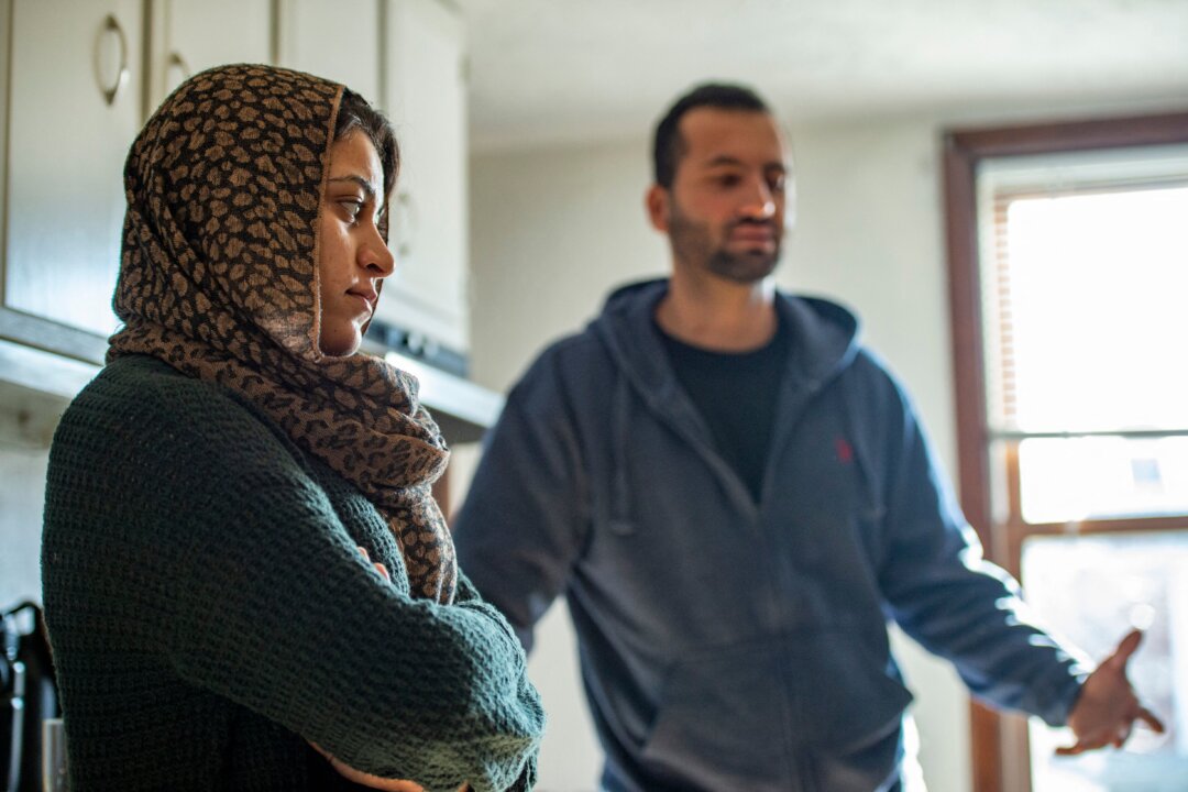 Hai người tản cư Aghanistan là anh Israr và vợ là cô Sayeda, tại căn hộ mới của họ ở Charlestown, Massachusetts, vào ngày 21/02/2022, sau khi đào thoát khỏi Afghanistan cùng với hàng nghìn người Afghanistan khác đã được di tản sau khi Kabul rơi vào tay Taliban. (Ảnh: Joseph Prezioso/AFP/Getty Images)