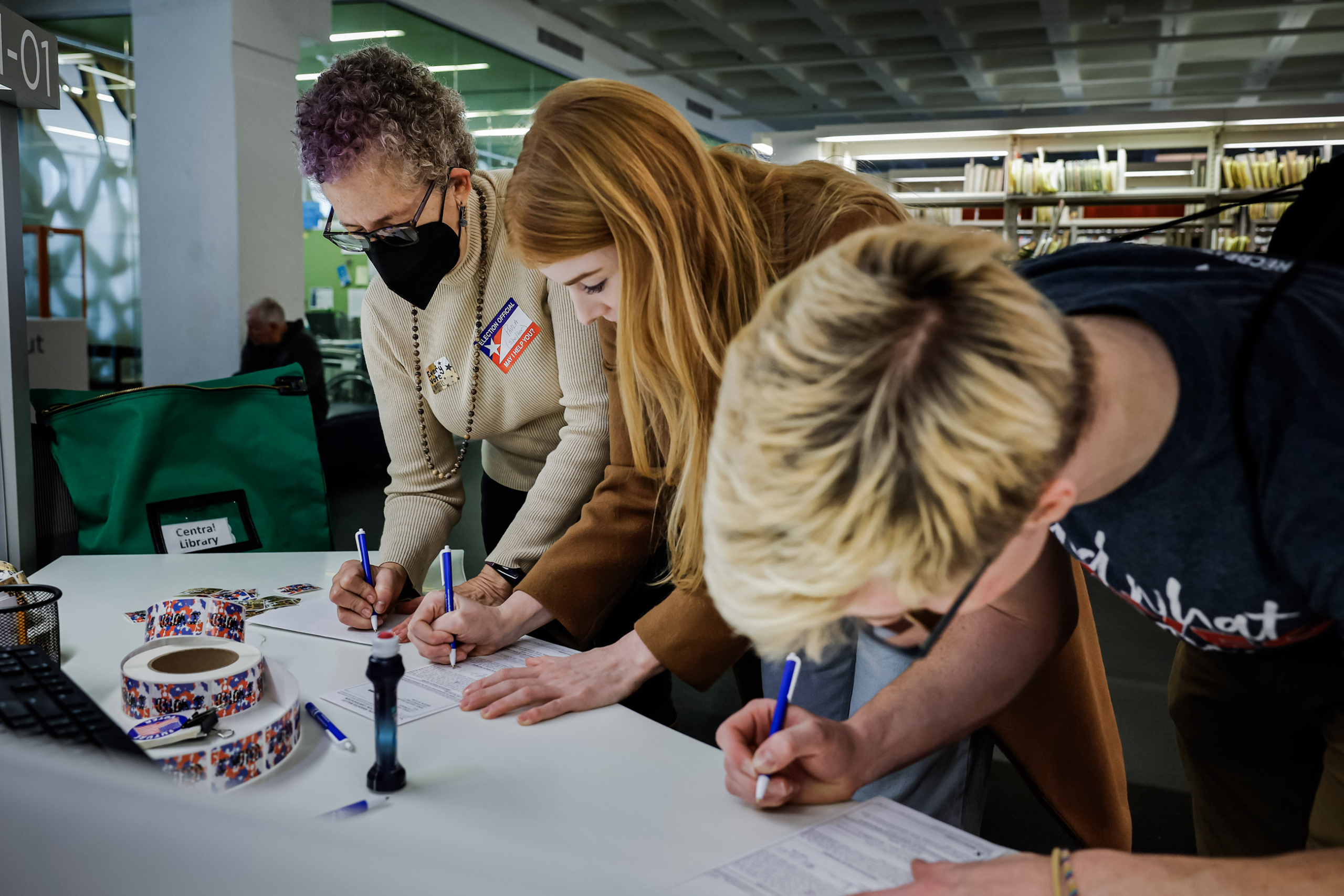 Quan chức bầu cử Paula Volpiansky (trái) ký vào những lá phiếu khiếm diện được niêm phong của cử tri với tư cách là nhân chứng tại Thư viện Công cộng Trung tâm Madison vào ngày cuối cùng của cuộc bỏ phiếu sớm ở Milwaukee, Wisconsin, ngày 06/11/2022. (Ảnh: Chip Somodevilla/Getty Images)