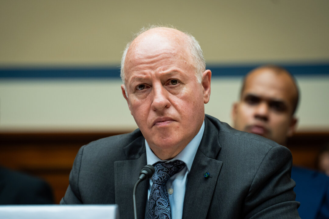 Ông Peter Daszak, chủ tịch của EcoHealth Alliance, điều trần trước Tiểu ban Đặc biệt về Đại dịch virus corona ở Hoa Thịnh Đốn, hôm 01/05/2024. (Ảnh: Madalina Vasiliu/The Epoch Times)