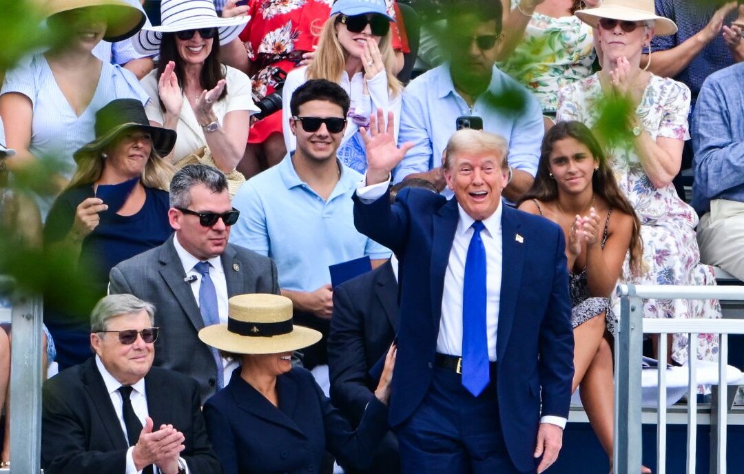 Cựu Tổng thống Donald Trump vẫy tay khi tham dự lễ tốt nghiệp của con trai ông, Barron Trump, tại Học viện Oxbridge ở Palm Beach, Florida, hôm 17/05/2024. (Ảnh: Giorgio Viera/AFP qua Getty Images)