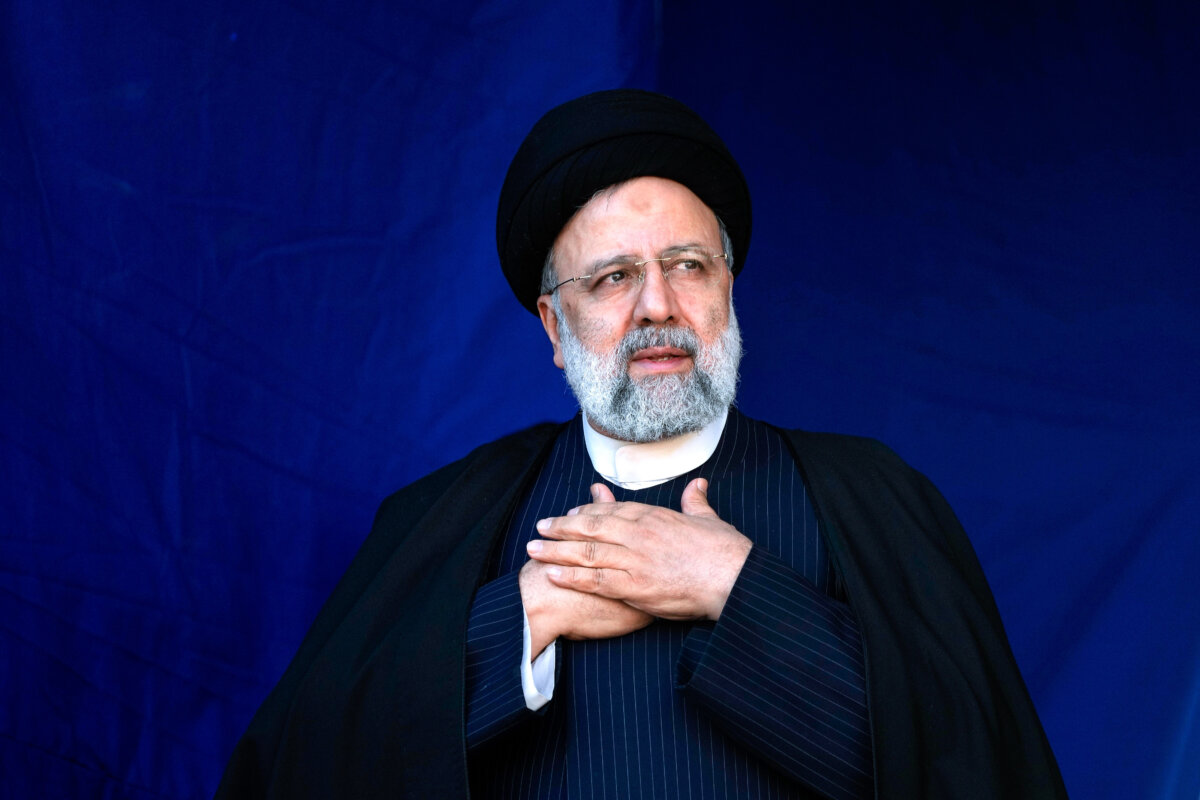 Tổng thống Iran Ebrahim Raisi đặt tay lên trái tim để thể hiện sự tôn trọng đám đông trong lễ tang các nạn nhân vụ nổ bom ở thành phố Kerman, Iran, hôm 05/01/2024. (Ảnh: Vahid Salemi/AP Photo)