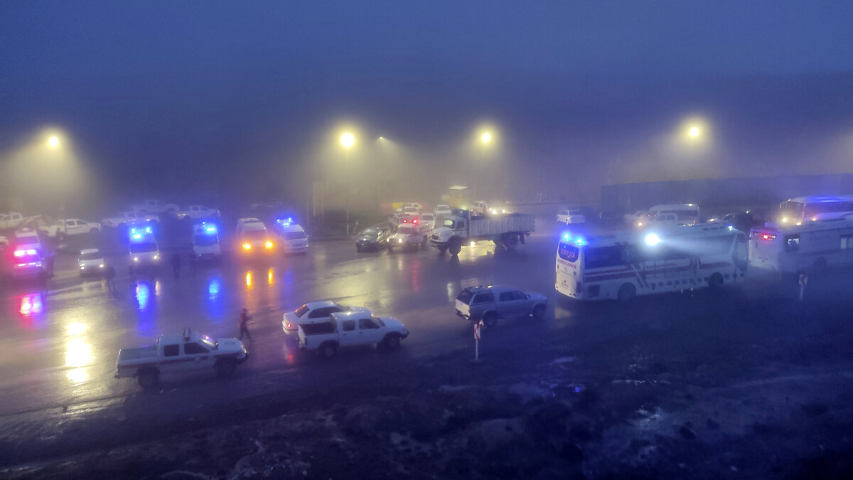 Xe của đội cứu nạn gần địa điểm xảy ra vụ trục trặc trực thăng chở Tổng thống Iran Ebrahim Raisi ở Varzaghan, tây bắc Iran, ngày 19/05/2024. (Ảnh: Azin Haghighi, Moj News Agency qua AP Photo)