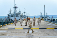 Các binh sĩ hải quân Cambodia bước đi trên một cầu tàu ở Căn cứ Hải quân Ream, Cambodia, vào ngày 26/07/2019. (Ảnh: Tang Chhin Sothy/AFP qua Getty Images)