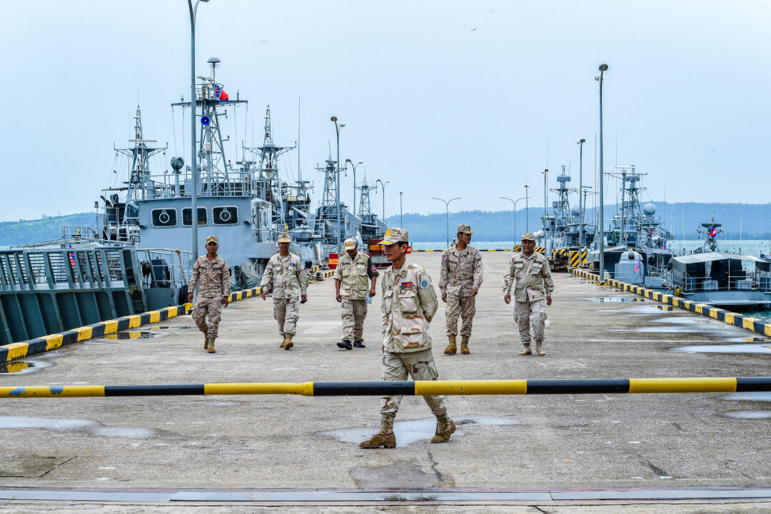 Các binh sĩ hải quân Cambodia bước đi trên một cầu tàu ở Căn cứ Hải quân Ream, Cambodia, vào ngày 26/07/2019. (Ảnh: Tang Chhin Sothy/AFP qua Getty Images)