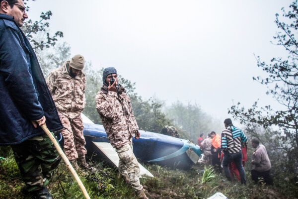 Các thành viên của đội cứu hộ làm việc tại hiện trường chiếc trực thăng bị rơi, vụ việc khiến Tổng thống Iran Ebrahim Raisi thiệt mạng, ở Varzaghan, tây bắc Iran, hôm 20/05/2024. (Ảnh: Azin Haghighi/AFP qua Getty Images)