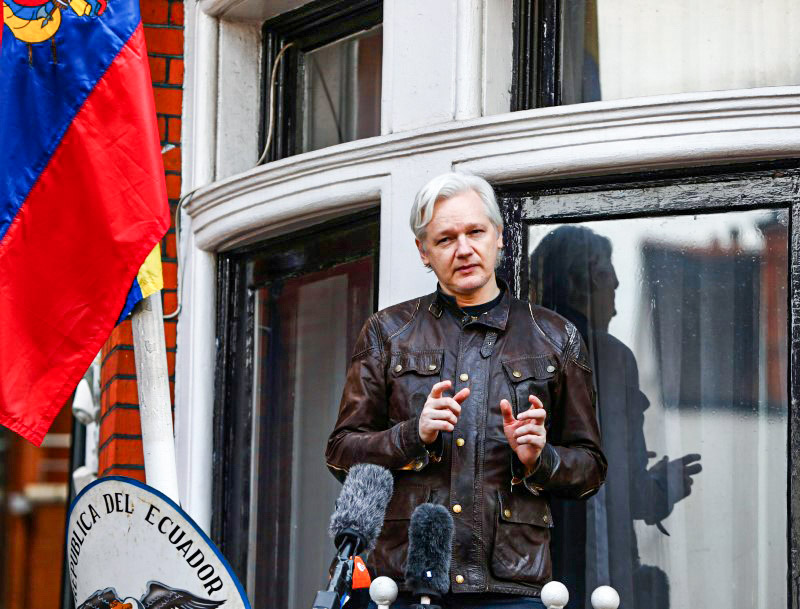 Người sáng lập WikiLeaks Julian Assange nói chuyện qua ban công Đại sứ quán Ecuador ở London, vào ngày 19/05/2017. (Ảnh: Neil Hall/Reuters)