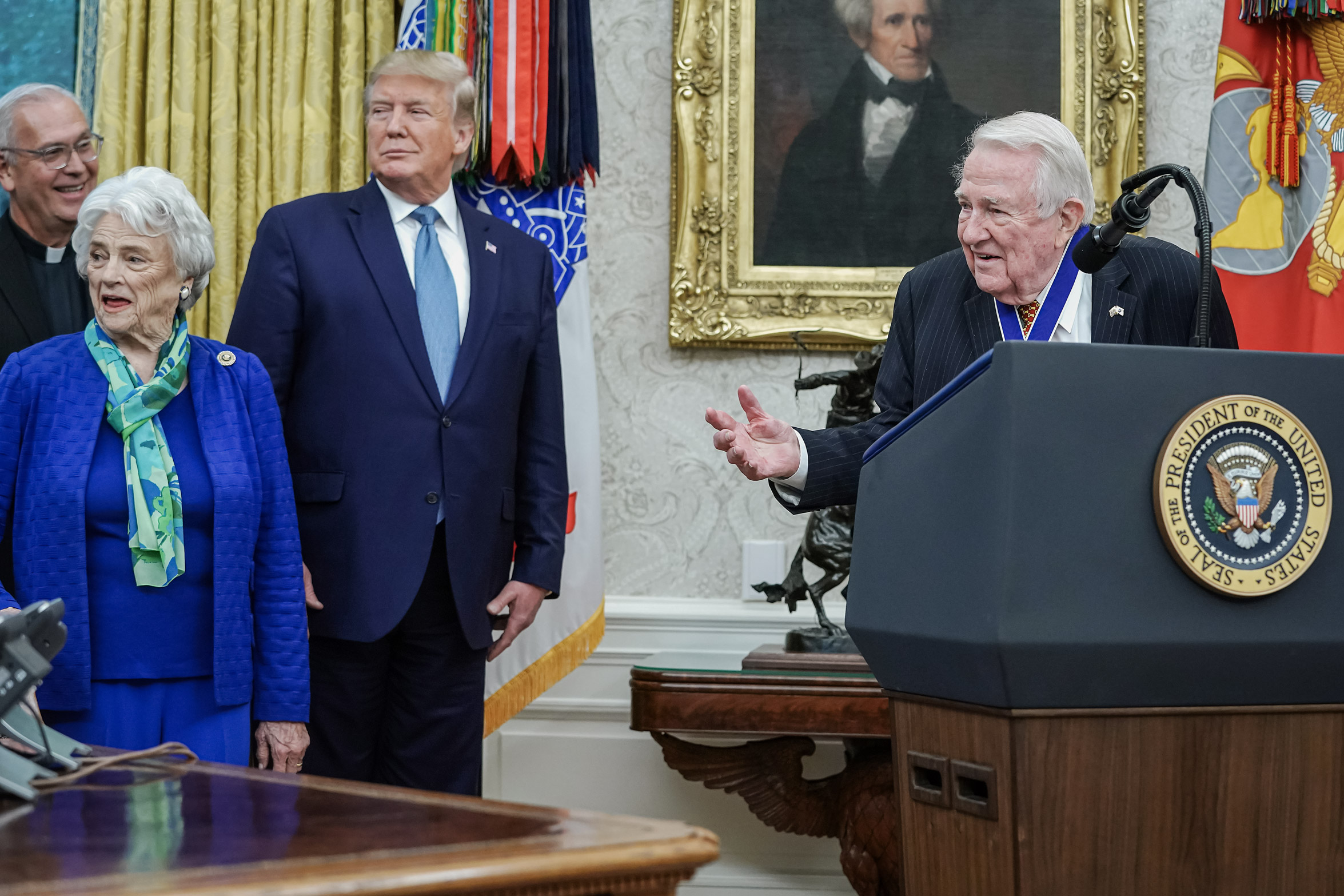 Cựu Tổng Chưởng lý Edwin Meese (bên phải) đọc diễn văn sau khi được cựu TT Donald Trump trao Huân chương Tự do Quốc gia khi tham dự một buổi lễ cùng với vợ ông và các thành viên khác trong gia đình tại Văn phòng Tổng thống ở Tòa Bạch Ốc, vào ngày 08/10/2019. (Ảnh: Chip Somodevilla/Getty Images)