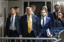 Cựu Tổng thống Donald Trump nói với giới truyền thông trước khi bước vào phòng xử án cùng luật sư Todd Blanche (phải) tại Tòa án Hình sự Manhattan ở thành phố New York hôm 21/05/2024. (Ảnh: Justin Lane-Pool/Getty Images)