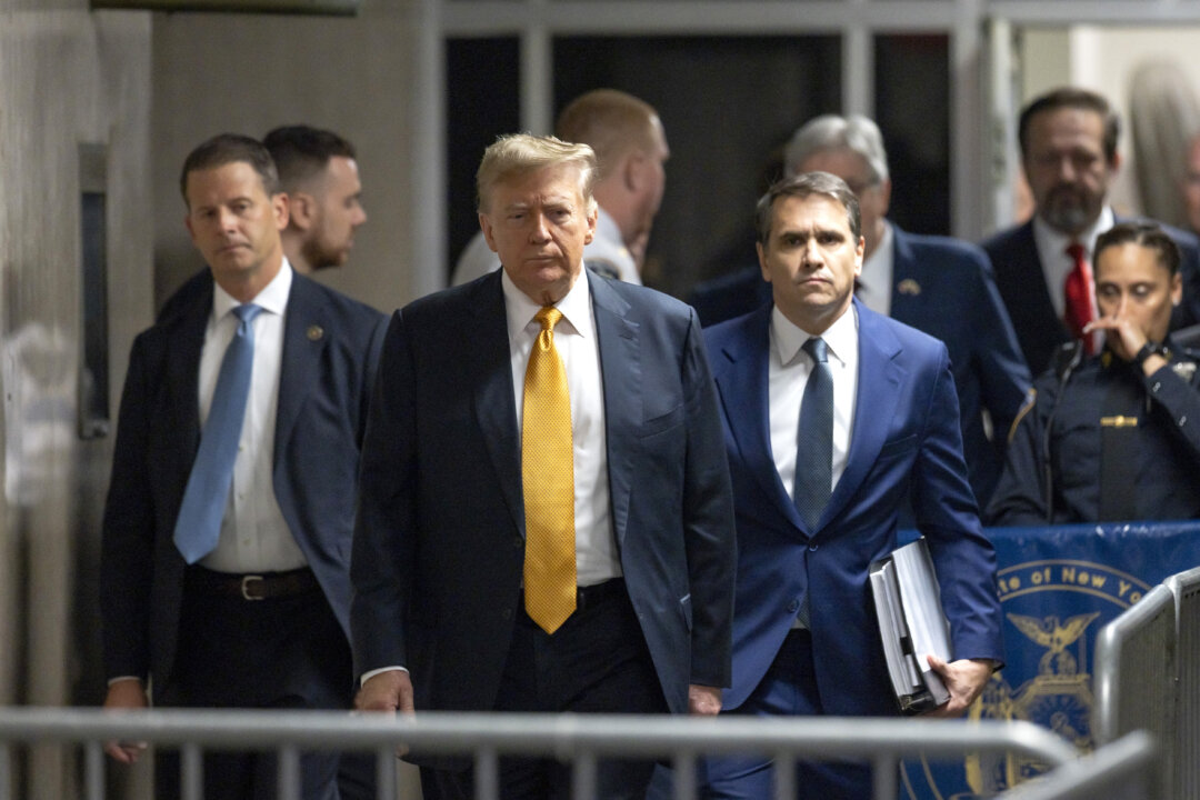 Cựu Tổng thống Donald Trump nói với giới truyền thông trước khi bước vào phòng xử án cùng luật sư Todd Blanche (phải) tại Tòa án Hình sự Manhattan ở thành phố New York hôm 21/05/2024. (Ảnh: Justin Lane-Pool/Getty Images)