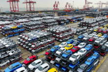 Xe điện xuất cảng xếp chồng lên nhau tại bến container quốc tế của cảng Thái Thương ở Tô Châu, tỉnh Giang Tô phía đông Trung Quốc, hôm 16/04/2024. (Ảnh: STR/AFP qua Getty Images)