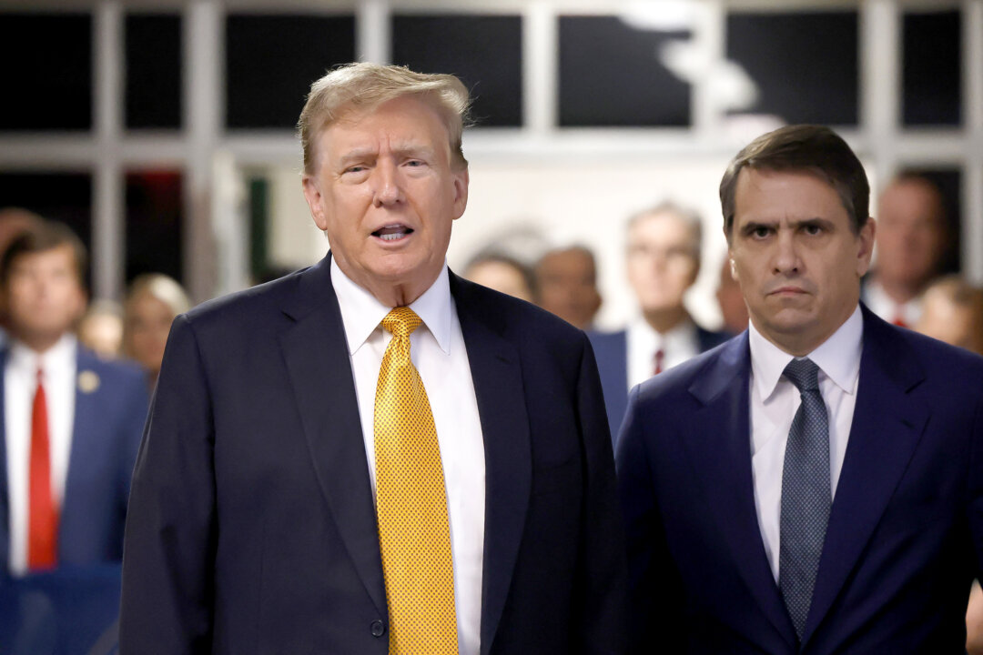 Cựu tổng thống và là ứng cử viên tổng thống Đảng Cộng Hòa Donald Trump đứng bên cạnh luật sư Todd Blanche (bên phải), nói chuyện với giới báo chí trong phiên tòa hình sự tại Tòa án Hình sự Manhattan, thành phố New York, hôm 21/05/2024. (Ảnh: Michael M. Santiago/Pool/AFP qua Getty Images)