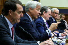 Chủ tịch kiêm Giám đốc điều hành của JPMorgan Chase & Co. Jamie Dimon làm chứng trong một phiên điều trần trước Ủy ban Dịch vụ Tài chính Hạ viện tại Tòa nhà Văn phòng Hạ viện Rayburn thuộc Capitol Hill ở Hoa Thịnh Đốn hôm 21/09/2022. (Ảnh: Alex Wong/Getty Images)
