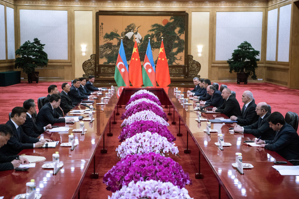 Tổng thống Azerbaijan Ilham Aliyev (bên phải) nói chuyện với Lãnh đạo ĐCSTQ Tập Cận Bình (bên trái) trong một cuộc họp tại Đại lễ đường Nhân dân ở Bắc Kinh, Trung Quốc, vào ngày 24/04/2019. (Ảnh: Fred Dufour/AFP qua Getty Images)