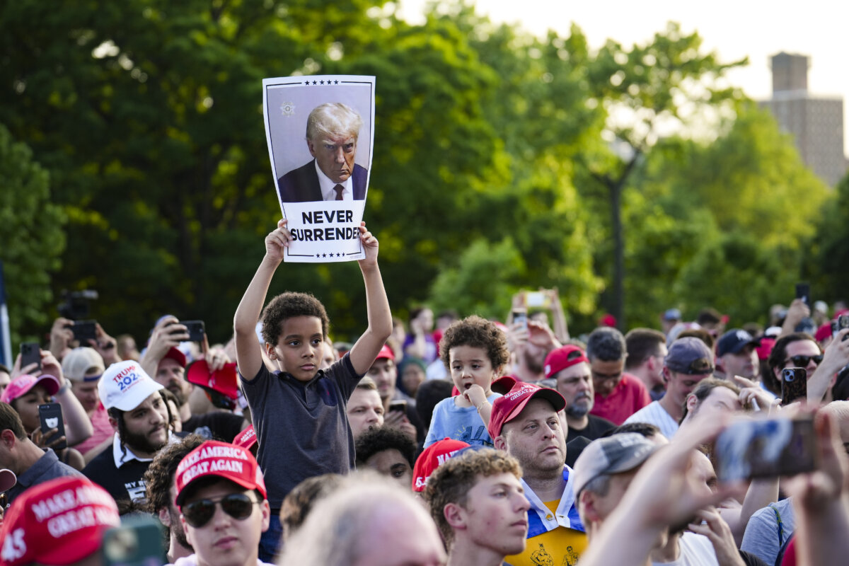 Một phần của cuộc tập hợp ủng hộ cựu Tổng thống Donald Trump tại South Bronx, thành phố New York, hôm 23/05/2024. (Ảnh: Samira Bouaou/The Epoch Times)