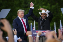 Cựu Tổng thống Donald Trump và Mục sư Ruben Diaz Sr. tại một cuộc tập hợp ở South Bronx, thành phố New York, hôm 23/05/2024. (Ảnh: Samira Bouaou/The Epoch Times)