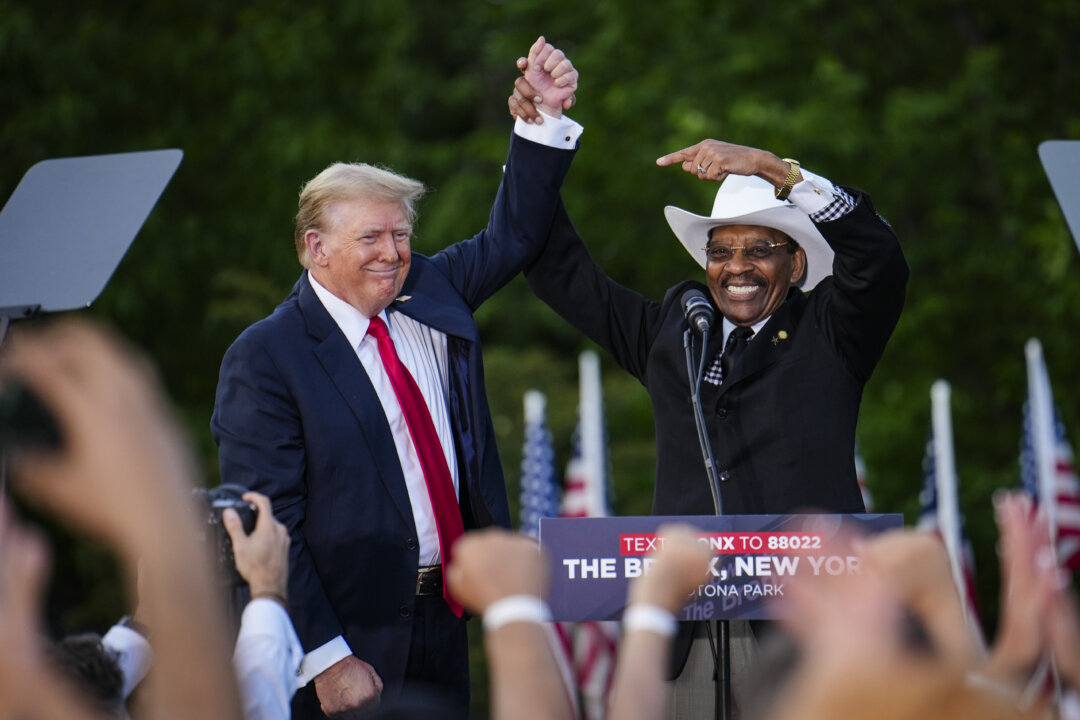 Cựu Tổng thống Donald Trump và Mục sư Ruben Diaz Sr. tại một cuộc tập hợp ở South Bronx, thành phố New York, hôm 23/05/2024. (Ảnh: Samira Bouaou/The Epoch Times)