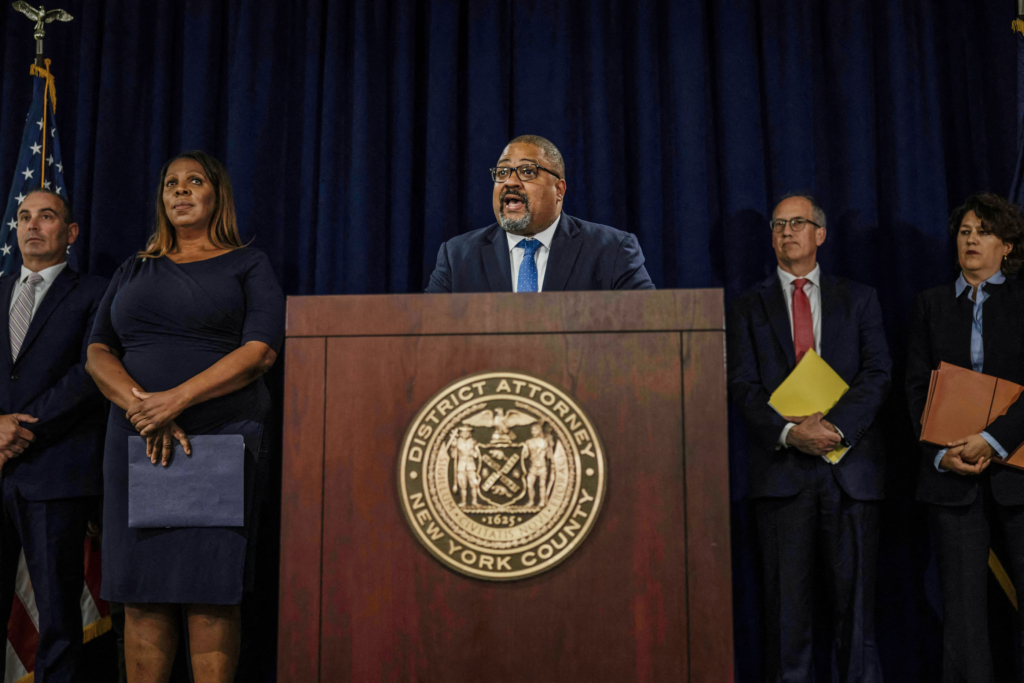 Biện lý Quận Manhattan Alvin Bragg nói tại một cuộc họp báo ở thành phố New York, vào ngày 08/09/2022. (Ảnh: Alex Kent/AFP qua Getty Images)