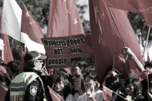 Những người ủng hộ Trung Quốc vẫy cờ trong lễ rước đuốc Olympic ở Canberra, Úc. (Ảnh: Lisa Maree Williams/Getty Images)