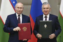 Tổng thống Nga Vladimir Putin (trái) và Tổng thống Uzbekistan Shavkat Mirziyoyev tham gia lễ ký kết sau cuộc họp trong khuôn khổ mở rộng tại Dinh Tổng thống Kuksaroy ở Tashkent, Uzbekistan, hôm thứ Hai, ngày 27/05/2024. (Ảnh: Sergei Bobylev, Sputnik, Kremlin Pool Photo qua AP)