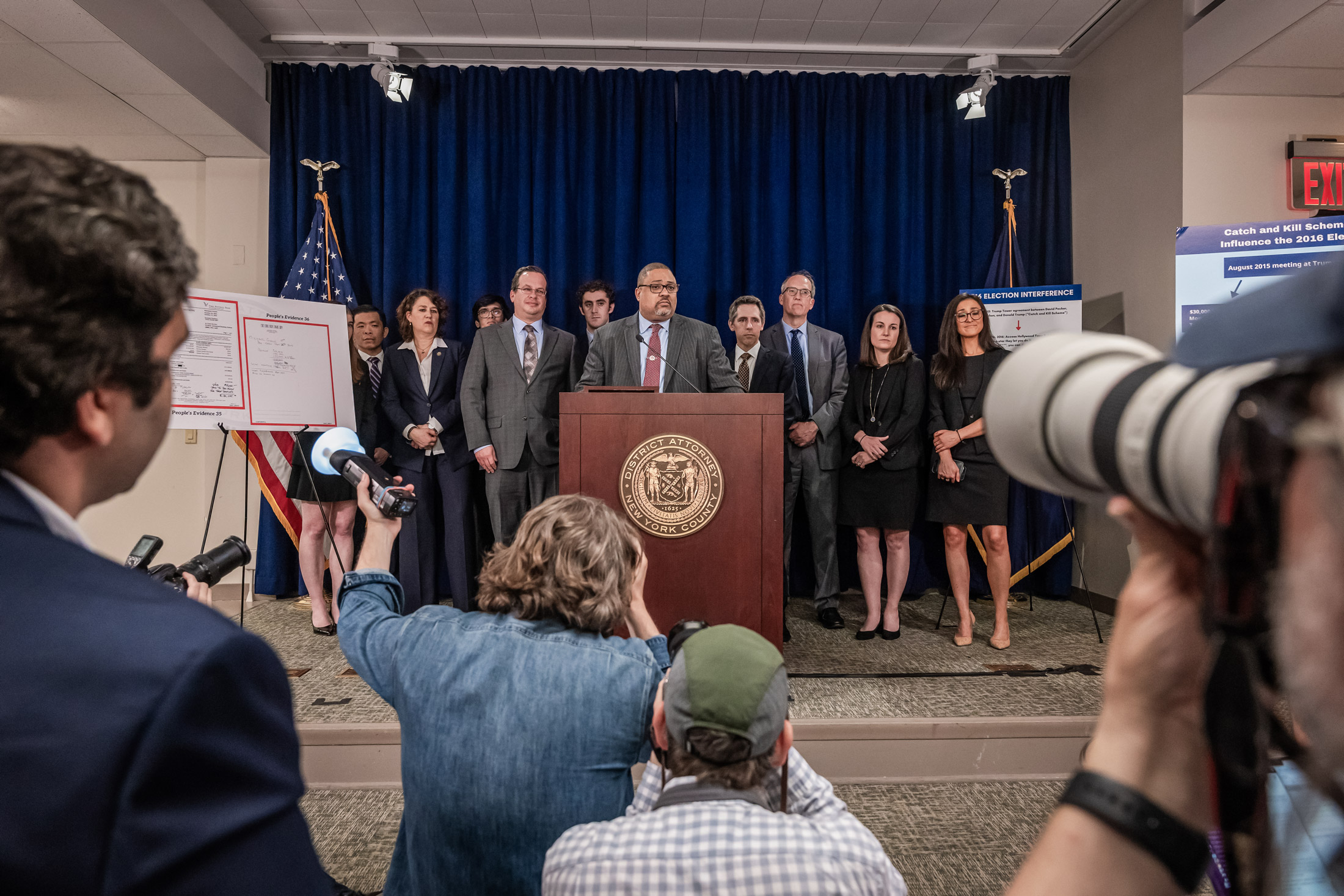 Biện lý Quận Manhattan Alvin Bragg đứng cùng các nhân viên của ông trong một cuộc họp báo sau khi cựu Tổng thống Donald Trump bị kết luận là có tội tại thành phố New York, hôm 30/05/2024. (Ảnh: Spencer Platt/Getty Images)