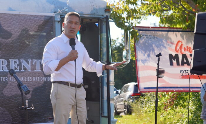 Ông Hùng Cao, ứng cử viên Đảng Cộng Hòa trong cuộc bầu cử giữa nhiệm kỳ nhằm đại diện cho Địa hạt Quốc hội số 10, tiểu bang Virginia, tại một cuộc mít tinh bên ngoài tòa nhà hành chính của Các Trường Công lập Quận Loudoun (LCPS) ở Ashburn, Virginia, ngày 13/09/2022. (Ảnh: Terri Wu/The Epoch Times)