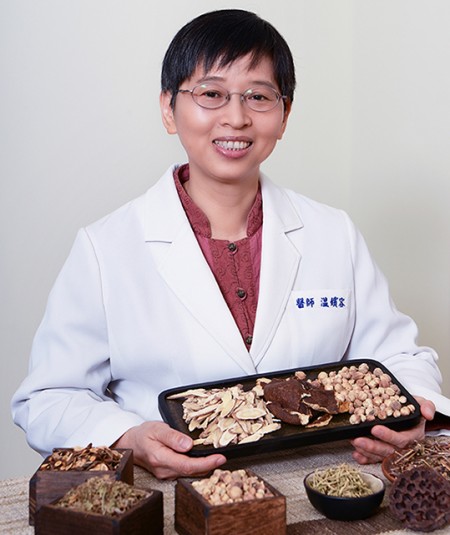 Bác sĩ Ôn Tần Dung mở một phòng khám trong một con hẻm. Ban đầu, bà chỉ nghĩ kiếm đủ tiền trang trải sinh hoạt qua ngày và sống một cuộc đời tu hành. Nhưng, với việc viết và xuất bản sách, số lượng bệnh nhân từ khắp nơi trên thế giới ngày càng tăng lên, và cuộc sống của bà ngày càng bận rộn. (Ảnh: Nhà xuất bản Bác Đại cung cấp)