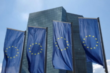 Cờ châu u tung bay trước tòa nhà Ngân hàng Trung ương u Châu (ECB) ở Frankfurt, Đức, ngày 21/07/2022. (Ảnh: Wolfgang Rattay/Reuters)